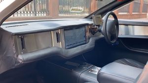 எப்படியோ முழு தகவல் லீக் ஆயிடுச்சு... இந்த காரின் உட்புறம் இப்படிதான் இருக்கும்... வீடியோ!