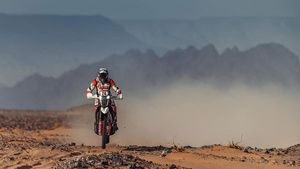 டக்கார் ராலியில் இளம் இந்திய பைக் பந்தய வீரர் ஹரீத் நோவா அசத்தல்!