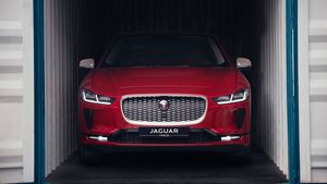 கம்பீரமாக இந்திய மண்ணை வந்தடைந்தது ஜாகுவாரின் முதல் எலக்ட்ரிக் கார்!! முன்பதிவுகள் ஏற்று கொள்ளப்படுகின்றன