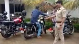 கமிஷனர் உத்தரவு... ராயல் என்பீல்டு பைக்கை மட்டும் மடக்கிய போலீஸ்... எவ்ளோ கலெக்ஷன் பண்ணியிருக்காங்க தெரியுமா?