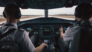 வினோத சடங்கு.. விமானத்தை விட்டு இறங்கியதும் பைலட்களுடைய சட்டையின் பின் பகுதி கிழிக்கப்படும்... ஏன் தெரியுமா?