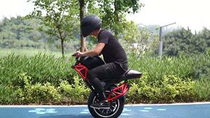 ஒரே ஒரு வீலுடைய மின்சார பைக்... விலையை கேட்ட தலை தெறிக்க ஒடுவீங்க... இது எந்த நாட்டு தயாரிப்பு தெரியுமா?