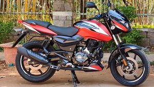 வெள்ளை நிறம் மட்டுமில்லங்க, புதிய சிவப்பு நிறத்திலும் 2021 பஜாஜ் பல்சர் 150!! உங்களது சாய்ஸ் எது?