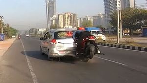 சொன்னா கேக்க மாட்டீங்க.. ஹெல்மெட்டின் அவசியம் என்ன என்பதை இந்த வீடியோ பாத்தாவது தெரிஞ்சிக்கோங்க...