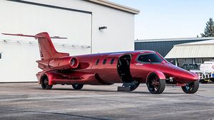 ஏலத்திற்கு வந்தது உலகின் முதல் ஜெட் விமான வடிவ லிமோசைன்... லக்சூரி வசதியில் இது சொகுசு விமானத்தையே மிஞ்சிடும்!