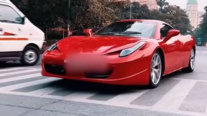 நிச்சயம் அனைவரும் ஏமாறுவர்... மும்பையில் ஃபெராரி காராக உலாவரும் ஹோண்டா அக்கார்ட்!!