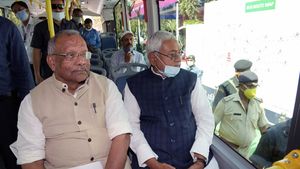 எலெக்ட்ரிக் பேருந்துகளின் சேவையை நிதிஷ் குமார் தொடங்கி வைத்த பின் நடந்த பரபரப்பு சம்பவம்... என்னனு தெரியுமா?