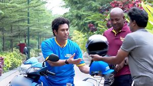 டூ-வீலர் ஓட்டும்போது இந்த தப்ப பண்ணாதீங்க... ரசிகர்களுக்கு மட்டுமல்ல நம்ம எல்லாருக்கும் இது பொருந்தும்...