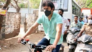 தேர்தல் களத்தை சூடாக்கிய நடிகர் விஜயின் கருப்பு - சிவப்பு சைக்கிள்... விலை எவ்வளவு தெரியுமா?