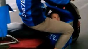 கால் இடுக்கில் குழந்தை... முதுகில் டெலிவரி பொருள்! நிச்சயம் இந்த டெலிவரி பாயின் கதை உங்கள் மனதை உருக வைக்கும்!