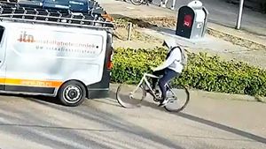 தயவுசெய்து இத பாத்தாவது திருந்துங்க! செல்போனை பார்த்தபடி சைக்கிள் ஓட்டிய இளைஞர்.. என்ன ஆச்சுனு நீங்களே பாருங்க