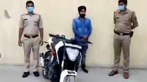 இளைஞரையும், விலையுயர்ந்த பைக்கையும் கொத்தாக தூக்கிய போலீஸ்... சொந்த செலவில் சூனியம் வச்சுக்கிட்டாரு... வீடியோ!