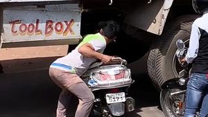 இதெல்லாம் ரொம்ப ஓவர்! டிராஃபிக்கில் இருந்து தப்பிக்க லாரிக்கு அடியில் ஸ்கூட்டரை நுழைத்த இளைஞர்.. வைரல் வீடியோ!