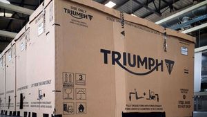 பெட்டிக்குள் இருப்பது என்ன பைக்? கண்டுபிடிங்க பார்க்கலாம்! வாடிக்கையாளர்களின் ஆவலை தூண்டிய டிரையம்ப்