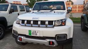 பாவம் பாகிஸ்தானியர்கள்... இந்திய கார்களை காப்பியடித்து சீன நிறுவனம் செய்த காமெடி! என்னனு தெரிஞ்சா சிரிப்பீங்க