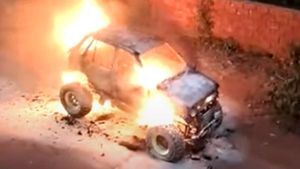 நம்பவே முடியல... தீயில் கருகிய வாகனம் 1 வாரத்திற்குள் மீண்டும் புதிய தோற்றத்தில்!! வேற லெவல் திறமை...