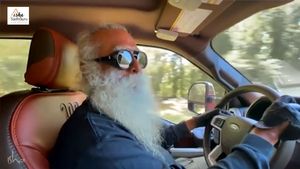 காரில் மினி வீடு கட்டிய ஜக்கி... எதுக்காகனு தெரிஞ்சா ஸ்டண் ஆயிருவீங்க... பெருமையா வீடியோ வேற போட்டிருக்காரு!