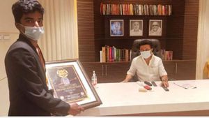 முதல்வர் மு.க.ஸ்டாலினை வியக்க வைத்த தமிழக மாணவர்... என்ன செஞ்சார்னு தெரிஞ்சா நீங்களும் அசந்து போயிருவீங்க!