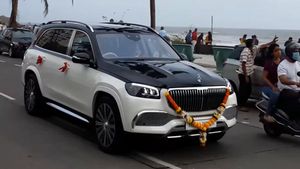 புதிய மெர்சிடிஸ்-மேபக் ஜிஎல்எஸ் காருடன் சாலையில் கம்பீரமாக உலாவந்த மும்பை தொழிலதிபர்!! வீடியோ...