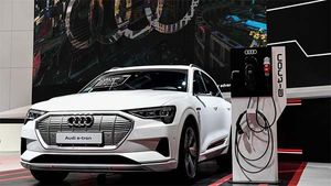 முதல் மின்சார கார் அறிமுக தேதியை வெளியிட்டது ஆடி... பென்ஸ் இக்யூசி எலெக்ட்ரிக் காருக்கு போட்டியளிக்க தயார்!!