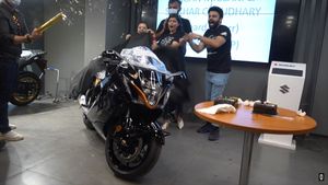 பல லட்ச ரூபா சுசுகி ஹயபுசா சூப்பர் பைக்கை வாங்கிய இளம்பெண்! இந்த பைக்கை வாங்கிய முதல் இந்திய பெண்ணே இவர்தானாம்