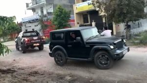 ஜப்பானிய இசுஸு பிக்அப் ட்ரக் Vs இந்திய மஹிந்திரா தார்...!! அனல்பறந்த இழுபறி போட்டி..!