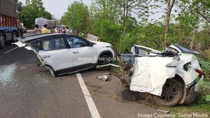 அகோரமாக்கிய அதிவேகம்.. பாலத்தில் மோதி இரண்டாக உடைந்த கியா செல்டோஸ் கார்... 3 பேர் பலியான பரிதாபம்!