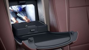 சரக்கு வைப்பதற்கு சின்ன ஃபிரிட்ஜ், மசாஜ் செய்யும் இருக்கை... யப்பப்பா..! பென்ஸ் மேபேக் காரில் இவ்வளவு வசதிகளா?