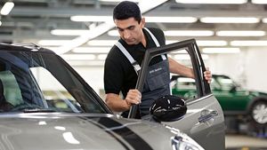 ஆஹா, நாமே செய்திடலாம் போலிருக்கே! உடைந்த கார் ஜன்னல் கண்ணாடியை மாற்றுவது எப்படி? இத யாரும் சொல்ல மாட்டாங்க!