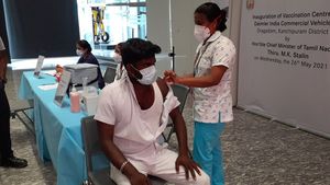 தமிழகத்தில் பணிபுரியும் ட்ரக் டிரைவர்களுக்கு வேக்சின்... டைம்லர் நிறுவனத்தின் செம்ம நடவடிக்கை!
