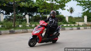 பெட்ரோல் விற்கிற விலைக்கு பேசாம ஒண்ணு வாங்கீர வேண்டியதுதான்... இவி ஏட்ரியோ எலெக்ட்ரிக் ஸ்கூட்டர் ரிவியூ!