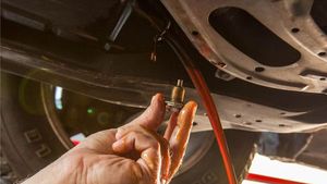 எஞ்ஜின் ஆயிலை எப்போது மாற்ற வேண்டும்? இந்த டிப்ஸை யாரும் உங்களுக்கு சொல்ல மாட்டாங்க!