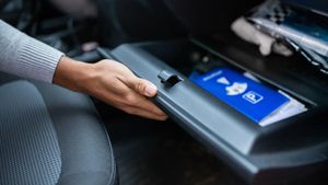 இந்த பெட்டிக்கு 'குளோவ் பாக்ஸ்' என பெயர் வைக்க காரணம் தெரியுமா? பல பேருக்கு இந்த தகவல் தெரியாது என்பதே உண்மை!!