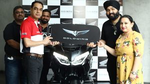 37லட்ச ரூபா பைக்கின் டெலிவரி பணியை தொடங்கியது ஹோண்டா! இனி இந்த பைக்கை சாலையில் பார்ப்பது சுலபம்!