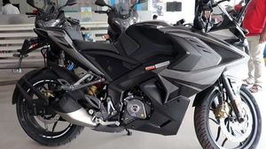 மீண்டும் கருப்பு நிறத்தில் Bajaj Pulsar RS200!! ஷோரூம்களுக்கு வந்தது!