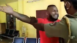 வாகனத்தை அழகாக மாற்றியதற்காக கம்பி எண்ணும் இளைஞர்கள்! எங்கு இந்த சம்பவம் நடந்துச்சு தெரிஞ்சா மெர்சலாயிடுவீங்க!