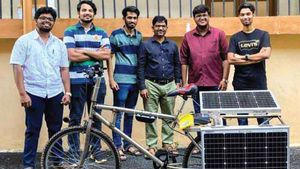 சூரிய வெளிச்சத்திலேயே சார்ஜ் ஆகி விடும்... குறைந்த செலவில் சூப்பரான எலெக்ட்ரிக் சைக்கிளை உருவாக்கிய மாணவர்கள்!
