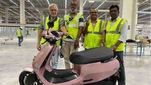 புது தொழிற்சாலையில் முதல் இ-ஸ்கூட்டரை தயாரித்து வெளியேற்றியது ஓலா!! வதந்திகளுக்கு முற்றுப்புள்ளி