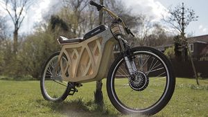 மர வேலை பார்ப்பவர் உருவாக்கிய இ-சைக்கிள்... மர பலகையினாலயே வடிவமைச்சிருக்காங்க... வேற லெவல் ஸ்டைல்ல இருக்கு!