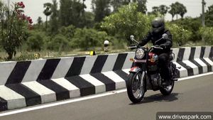 பழைய மாடலை விட தூள் கௌப்புது... 2021 ராயல் என்பீல்டு கிளாசிக் 350 ரிவியூ... வீடியோவை பாருங்க!