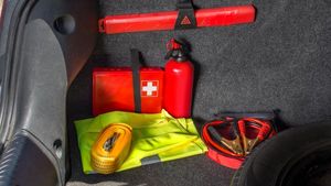 எப்போ எது வேணாலும் நடக்கலாம்... உங்க காரில் இந்த டூல்கள் கண்டிப்பா இருக்கணும்... இவ்ளோ நாளா தெரியாம போச்சே!