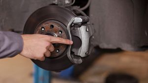 பழைய பாதுகாப்பற்ற கார்களை பாதுகாப்பான வாகனமாக மாற்றுவது எப்படி?.. இத உங்களுக்கு யாரும் சொல்லி தர மாட்டாங்க!