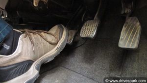 உங்க காரின் பிரேக் பல வருஷத்துக்கு உழைக்கும்... எப்படினு தெரியுமா? இந்த விஷயத்தை யாரும் சொல்ல மாட்டாங்க!