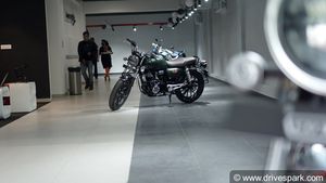 ஒரே மாதத்தில் 4.32 லட்சம் டூ-வீலர்களை விற்பனை செய்த பிரபல நிறுவனம்... எந்த நிறுவனம் தெரிஞ்சா ஆச்சரியப்டுவீங்க!