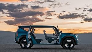 சூசைட் ரக கதவு, 482 கிமீ ரேஞ்ஜ்... அசத்தலான அம்சங்களுடன் முதல் முறையாக தரிசனத்தை வழங்கிய Kia EV9!