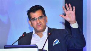 பெட்ரோல், டீசலில் இயங்கும் இரு சக்கர, மூன்று சக்கர வாகனங்களின் விற்பனையை நிறுத்தலாம் - அமிதாப் காந்த்!