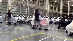 ஓலா எலக்ட்ரிக் ஸ்கூட்டரை டெலிவிரி எடுக்க தயாராகுங்கள்!! தொழிற்சாலையில் டெலிவிரிக்கு ரெடியாக ஸ்கூட்டர்கள்!