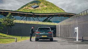 ஆண்டுக்கு ஒன்று வீதம் 5எலெக்ட்ரிக் கார்களை களமிறக்க பிரபல நிறுவனம் திட்டம்.. சூப்பரான முடிவு எடுத்திருக்காங்க!