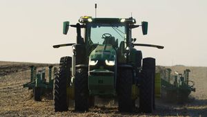 டிரைவரே இல்லாமல் தானாக இயங்கும் டிராக்டர் வெளியீடு... களைகளை தானாக தேடி சென்று அகற்றும்!