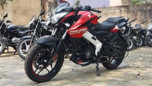 2022 பல்சர் என்எஸ்200 பைக்கிற்கு கருப்பு நிறத்தில் அலாய் சக்கரங்கள்!! பஜாஜின் புதிய முயற்சி!